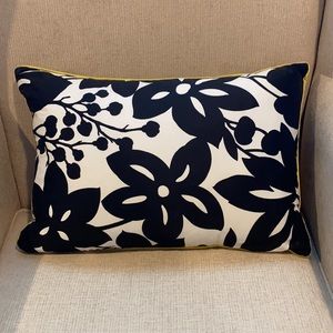 🖤Black & White Flower Pillow